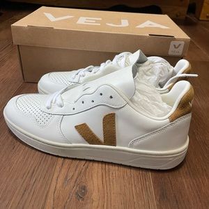 Brand new men’s size eight Vejas.